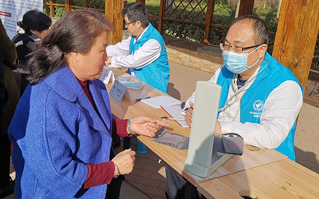 【学雷锋日】华体会注册,华体会(中国)举办“爱满京城，牵手智慧家医”志愿服务活动(图5)